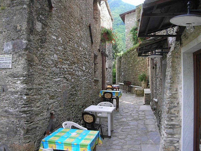 Isola Santa, un paese sul lago.